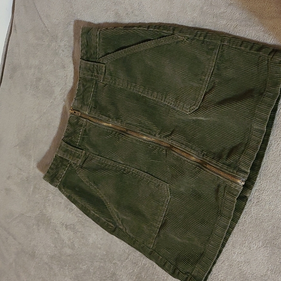 Hollister Green Mini Skirt - Picture 2 of 7
